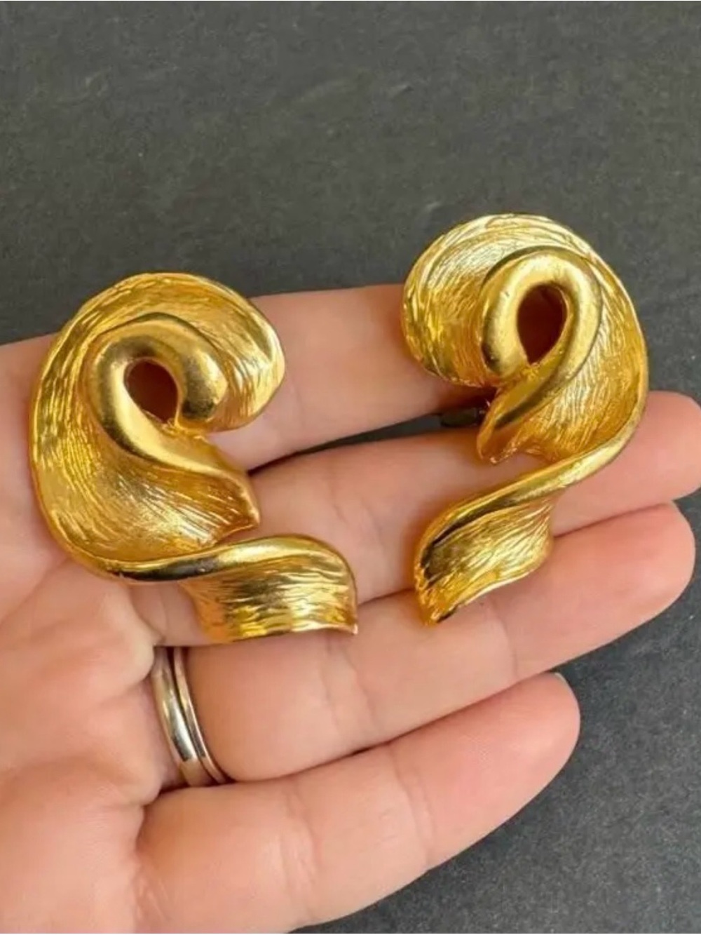 Vintage 80’s Chunky Gold Textured Ribbon Twist Statement
Clip-On Earrings